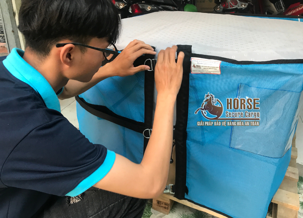 sử dụng khóa siết thông minh lưới quấn pallet 1m có vải trùm sử dụng khóa siết thông minh lưới quấn pallet 1m có vải trùm