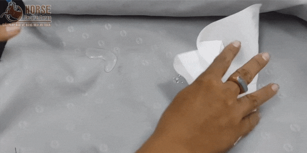 test khả năng chống nước của vải trùm tên mẫu lưới quấn pallet Horse 1m test khả năng chống nước của vải trùm tên mẫu lưới quấn pallet Horse 1m