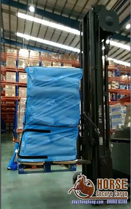 Test lưới quấn pallet trên xe nâng hàng