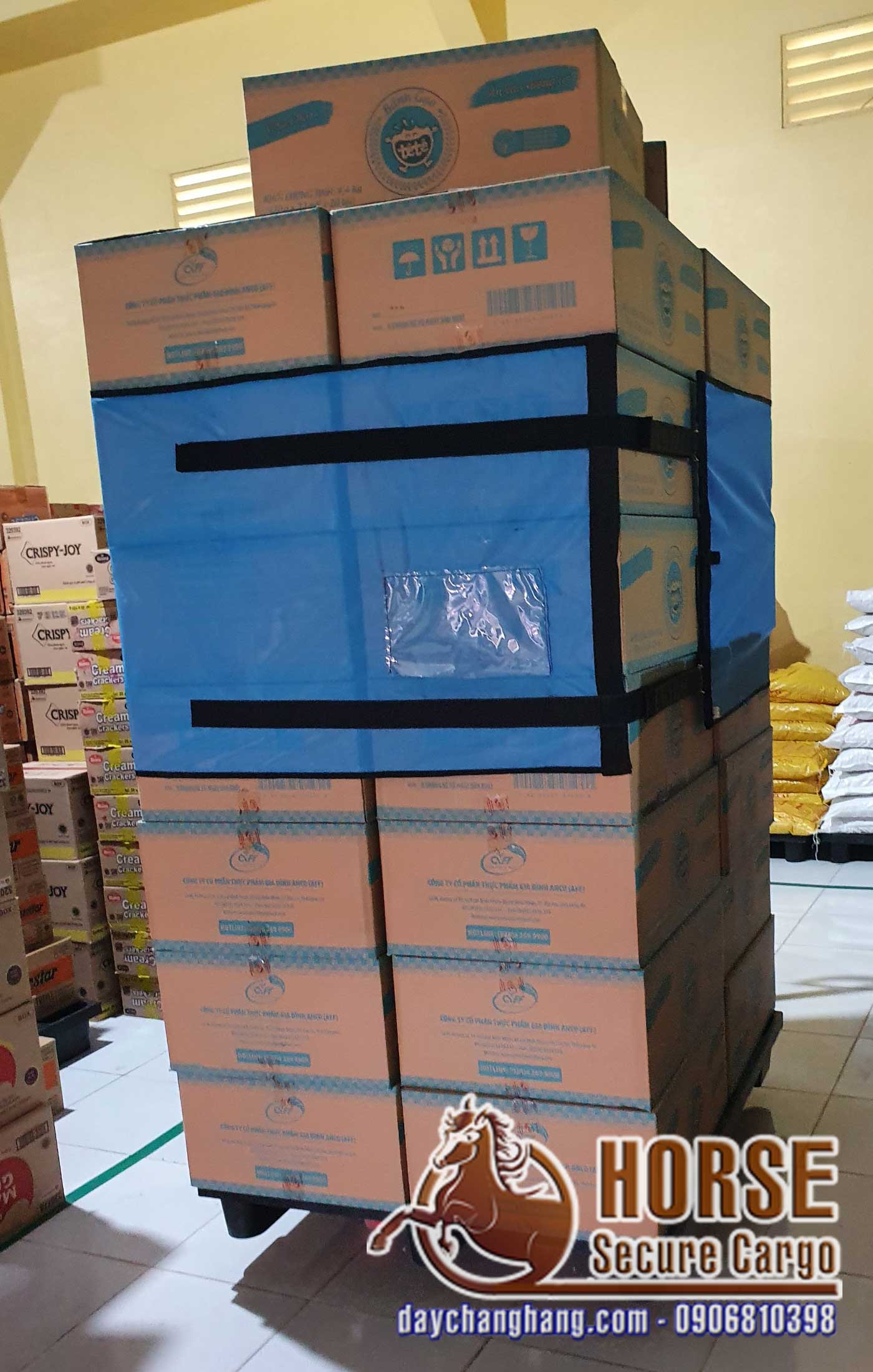 Hàng hóa được trang bị lưới quấn pallet tái sử dụng