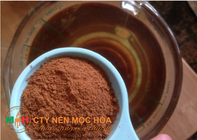 Khi sáp đã tan chảy hoàn toàn, bạn trộn các loại quế và vanilla vào Khi sáp đã tan chảy hoàn toàn, bạn trộn các loại quế và vanilla vào