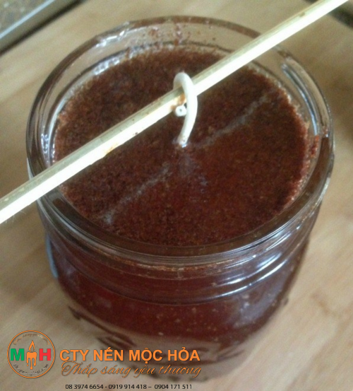 Đặt đèn cầy ly ở nơi thoáng mát từ 4 đến 5 giờ cho đến khi sáp khô hoàn toàn Đặt đèn cầy ly ở nơi thoáng mát từ 4 đến 5 giờ cho đến khi sáp khô hoàn toàn