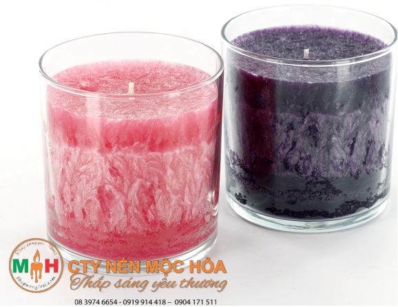 thông thường đèn cầy ly sẽ được đựng trong bình chứa hình trụ tròn hoặc trụ vuông. thông thường đèn cầy ly sẽ được đựng trong bình chứa hình trụ tròn hoặc trụ vuông.