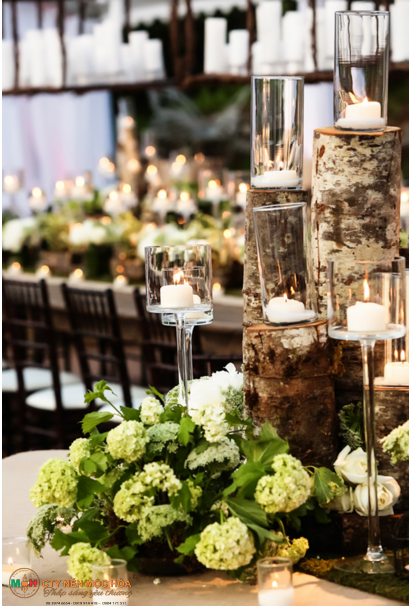 Bạn có thể mua những giá để nến cao, sắp xếp xung quanh chúng những vật trang trí nho nhỏ và một vài ngọn nến tealight khác xung quanh để làm nền. Bạn có thể mua những giá để nến cao, sắp xếp xung quanh chúng những vật trang trí nho nhỏ và một vài ngọn nến tealight khác xung quanh để làm nền.