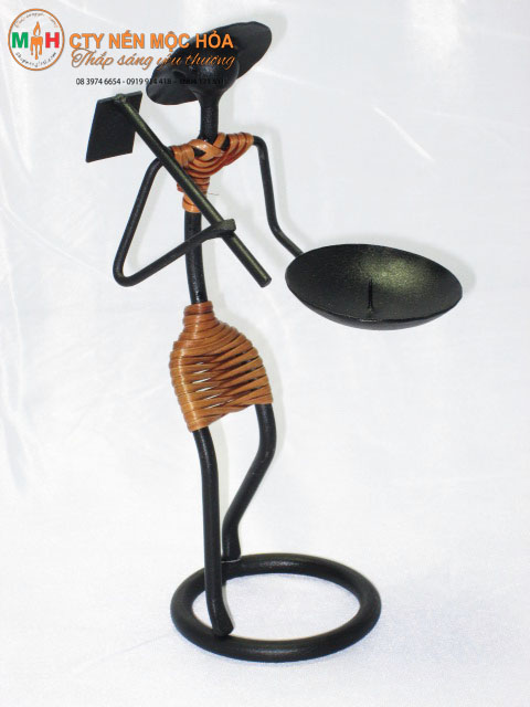 Đế nến trang trí người cầm cuốc Đế nến trang trí người cầm cuốc