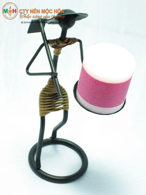 Sản phẩm đế nến trang trí người cầm cuốc Sản phẩm đế nến trang trí người cầm cuốc
