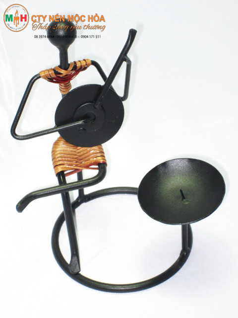 Chân đế nến người ôm đàn Chân đế nến người ôm đàn