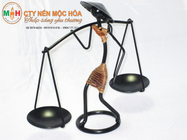 Chân nến sắt gánh thóc Chân nến sắt gánh thóc