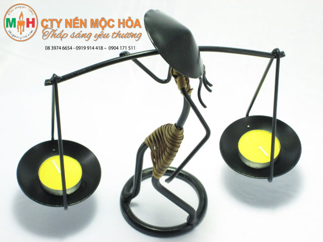 Luôn luôn sử dụng đế nến. Luôn luôn sử dụng đế nến.