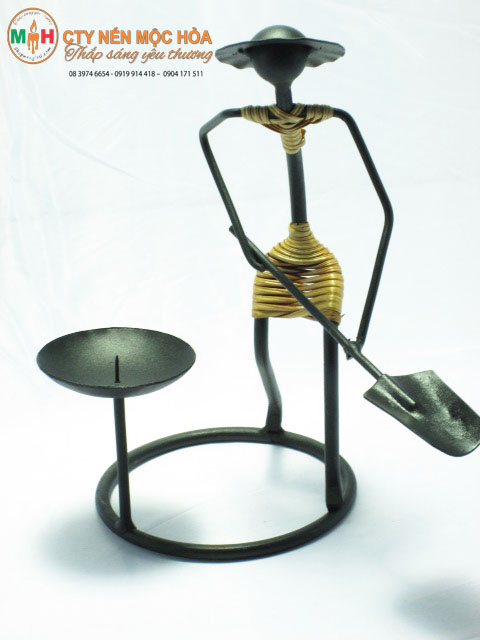 Chân nến đẹp người cầm xẻng Chân nến đẹp người cầm xẻng