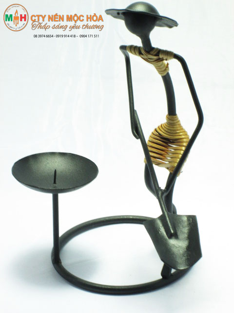 Chân nến đẹp người cầm xẻng 2 Chân nến đẹp người cầm xẻng 2