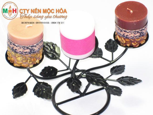 Chân đế nến không chỉ giữ cho nến cháy lâu hơn mà còn giúp chúng được cố định ở 1 vị trí an toàn. Chân đế nến không chỉ giữ cho nến cháy lâu hơn mà còn giúp chúng được cố định ở 1 vị trí an toàn.