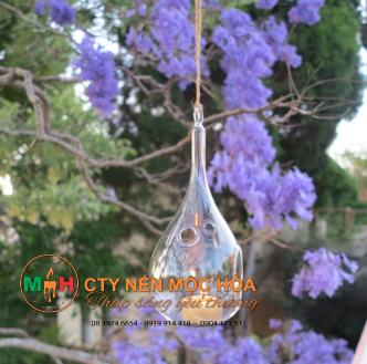 những chiếc chân nến thủy tinh dạng treo sẽ khiến cả góc vườn rực sáng và các khách mời sẽ như lạc vào một thế giới khác những chiếc chân nến thủy tinh dạng treo sẽ khiến cả góc vườn rực sáng và các khách mời sẽ như lạc vào một thế giới khác