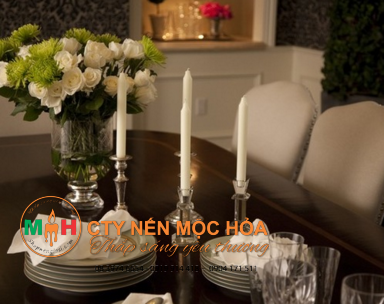 Nến từ lâu đã được chọn trở thành phụ kiện trang trí các tiệc cưới vì giá thành hợp lý và vẻ đẹp lung linh của chúng Nến từ lâu đã được chọn trở thành phụ kiện trang trí các tiệc cưới vì giá thành hợp lý và vẻ đẹp lung linh của chúng