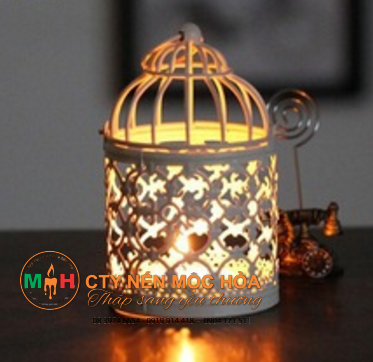 Chân nến này đặc biệt thích hợp với một đám cưới hiện đại kết hợp với sự lộng lẫy trong các buổi dạ tiệc của giới quý tộc phương Tây ngày xưa. Chân nến này đặc biệt thích hợp với một đám cưới hiện đại kết hợp với sự lộng lẫy trong các buổi dạ tiệc của giới quý tộc phương Tây ngày xưa.