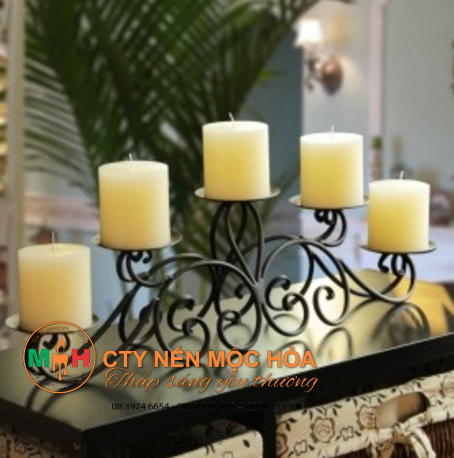 Chân nến trong tiếng Anh là “ candle holder” có nghĩa là người bảo vệ nến Chân nến trong tiếng Anh là “ candle holder” có nghĩa là người bảo vệ nến