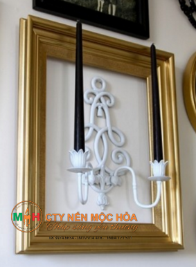 Một chiếc chân nến đồng phết sơn trắng kết hợp với nến đen tạo ánh tương phản dễ chịu mắt nhìn. Một chiếc chân nến đồng phết sơn trắng kết hợp với nến đen tạo ánh tương phản dễ chịu mắt nhìn.