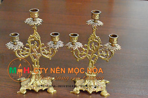 Ba nhánh tương ứng ba ngọn nến cây có thể được thắp sáng cùng một lúc Ba nhánh tương ứng ba ngọn nến cây có thể được thắp sáng cùng một lúc