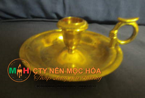 Chân nến này có thể được cầm tay cũng như di chuyển rất dễ dàng Chân nến này có thể được cầm tay cũng như di chuyển rất dễ dàng