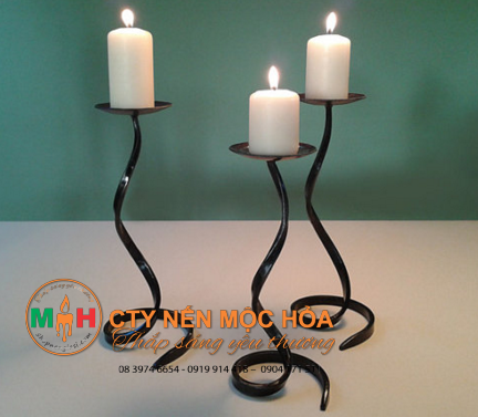 Khi các thiết kế hiện đại đang theo xu hướng đơn giản hóa tất cả đồ đạc nội thất thì những chiếc chân nến sắt nghệ thuật này cũng đáp ứng yêu cầu đó Khi các thiết kế hiện đại đang theo xu hướng đơn giản hóa tất cả đồ đạc nội thất thì những chiếc chân nến sắt nghệ thuật này cũng đáp ứng yêu cầu đó