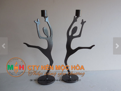 Khi nến được thắp lên, bóng của các vũ công đổ xuống cùng với các ngọn lửa nhấp nháy sẽ tạo nên một vũ điệu đầy mê hoặc Khi nến được thắp lên, bóng của các vũ công đổ xuống cùng với các ngọn lửa nhấp nháy sẽ tạo nên một vũ điệu đầy mê hoặc