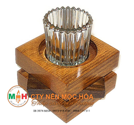 Khi được thắp sáng, ánh nến kết hợp với sự lấp lánh phản chiếu của pha lê quyện cùng sự nhu hòa của gỗ làm chúng ta như lạc bước vào những tháng ngày êm ả của quá khứ Khi được thắp sáng, ánh nến kết hợp với sự lấp lánh phản chiếu của pha lê quyện cùng sự nhu hòa của gỗ làm chúng ta như lạc bước vào những tháng ngày êm ả của quá khứ