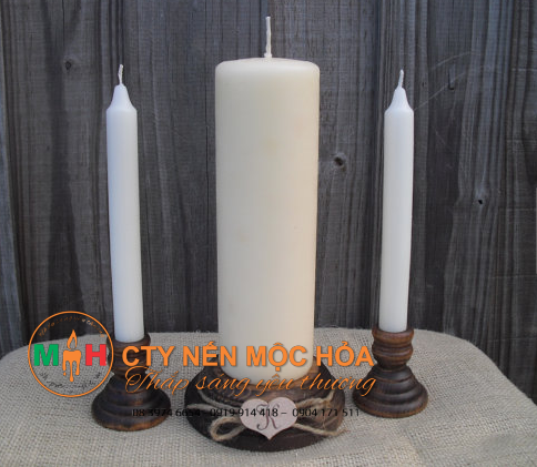 Một lễ cưới Công Giáo chắc chắn không thể thiếu sự hiện diện của hai chiếc nến cây và một ngọn nến trụ đặt trên những chân nến gỗ Một lễ cưới Công Giáo chắc chắn không thể thiếu sự hiện diện của hai chiếc nến cây và một ngọn nến trụ đặt trên những chân nến gỗ