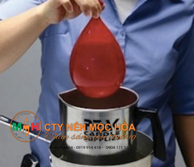 Đổ đầy bong bóng bằng nước ấm Đổ đầy bong bóng bằng nước ấm