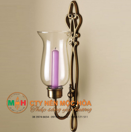 Chân nến màu đồng cùng với lọ thủy tinh hoa loa kèn sẽ tạo ra một không gian hoài cổ tĩnh lặng Chân nến màu đồng cùng với lọ thủy tinh hoa loa kèn sẽ tạo ra một không gian hoài cổ tĩnh lặng
