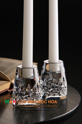 Những chiếc chân nến này gợi nhớ đến tòa kiến trúc Golic của tòa lâu đài Lismore 800 tuổi ở quận Waterford, Ireland Những chiếc chân nến này gợi nhớ đến tòa kiến trúc Golic của tòa lâu đài Lismore 800 tuổi ở quận Waterford, Ireland