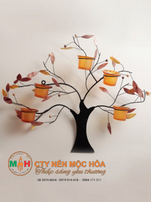 Các nhánh cây của đế nến hiền hòa ôm trọn đốm sáng yêu thương Các nhánh cây của đế nến hiền hòa ôm trọn đốm sáng yêu thương