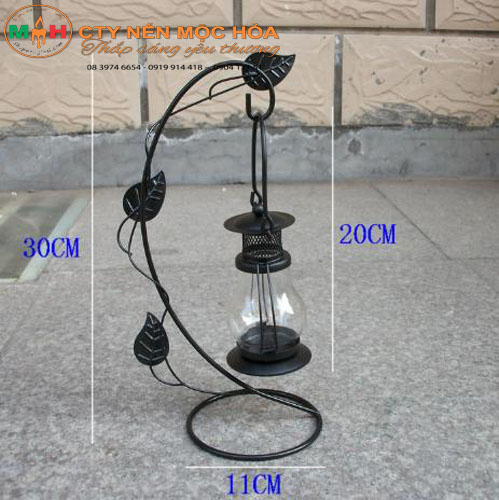 Những nhánh kim loại được uốn cong như những chiếc dương xỉ Những nhánh kim loại được uốn cong như những chiếc dương xỉ