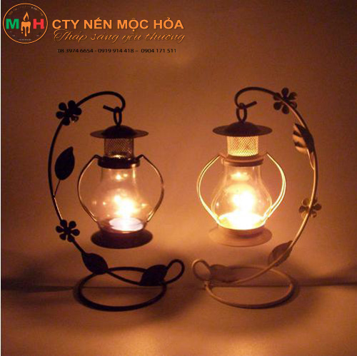 Chân nến là một vật cách nhiệt được dùng để giữ nến một cách an toàn Chân nến là một vật cách nhiệt được dùng để giữ nến một cách an toàn