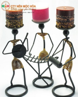 Những chiếc chân nến đồng dạng này rất thích hợp cho các bữa tiệc ngoài trời Những chiếc chân nến đồng dạng này rất thích hợp cho các bữa tiệc ngoài trời