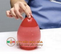 Đặt bong bóng trên tờ giấy và để nguội Đặt bong bóng trên tờ giấy và để nguội