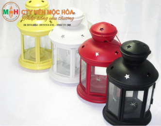 Chân đế nến được thiết kế một cách đơn giản/công phu tùy thuộc vào mục đích sử dụng Chân đế nến được thiết kế một cách đơn giản/công phu tùy thuộc vào mục đích sử dụng