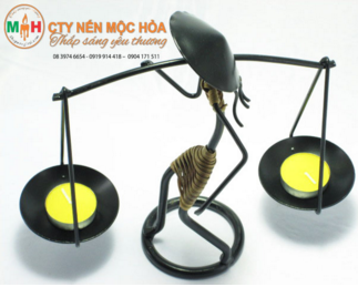 Không ít người sử dụng chân nến thay những bức tranh nghệ thuật vốn dĩ rất đắt đỏ để trang trí Không ít người sử dụng chân nến thay những bức tranh nghệ thuật vốn dĩ rất đắt đỏ để trang trí