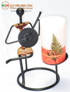 Ánh sáng nến lóng lánh soi rọi tâm hồn yêu ca hát của chàng trai đa tình Ánh sáng nến lóng lánh soi rọi tâm hồn yêu ca hát của chàng trai đa tình