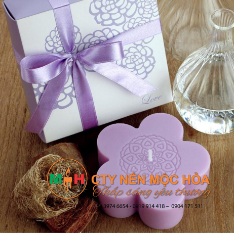 Nến tỏa ra ánh sáng ấm áp mang lại cảm giác thanh tĩnh không thể tả cho ngôi nhà thân yêu của bạn. Nến tỏa ra ánh sáng ấm áp mang lại cảm giác thanh tĩnh không thể tả cho ngôi nhà thân yêu của bạn.