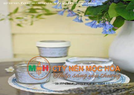 Những người phụ nữ thuộc địa đã đóng góp những công sức đầu tiên cho ngành làm nến, họ phát hiện ra những quả mâm xôi xám xanh có thể sản xuất được sáp thơm với ngọn lửa sạch.  Những người phụ nữ thuộc địa đã đóng góp những công sức đầu tiên cho ngành làm nến, họ phát hiện ra những quả mâm xôi xám xanh có thể sản xuất được sáp thơm với ngọn lửa sạch.