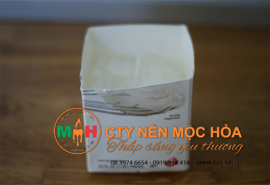 Khi sáp đã sẵn sàng, đổ đá vụn vào hộp carton, giữ bấc theo chiều dọc, điều chỉnh bấc khi cần thiết và dùng một chiếc băng keo giữ sợi bấc tại chỗ Khi sáp đã sẵn sàng, đổ đá vụn vào hộp carton, giữ bấc theo chiều dọc, điều chỉnh bấc khi cần thiết và dùng một chiếc băng keo giữ sợi bấc tại chỗ