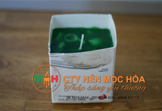 Khi sáp đã sẵn sàng, đổ đá vụn vào hộp carton, giữ bấc theo chiều dọc, điều chỉnh bấc khi cần thiết và dùng một chiếc băng keo giữ sợi bấc tại chỗ Khi sáp đã sẵn sàng, đổ đá vụn vào hộp carton, giữ bấc theo chiều dọc, điều chỉnh bấc khi cần thiết và dùng một chiếc băng keo giữ sợi bấc tại chỗ