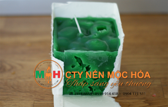 Khi sáp đã sẵn sàng, đổ đá vụn vào hộp carton, giữ bấc theo chiều dọc, điều chỉnh bấc khi cần thiết và dùng một chiếc băng keo giữ sợi bấc tại chỗ Khi sáp đã sẵn sàng, đổ đá vụn vào hộp carton, giữ bấc theo chiều dọc, điều chỉnh bấc khi cần thiết và dùng một chiếc băng keo giữ sợi bấc tại chỗ