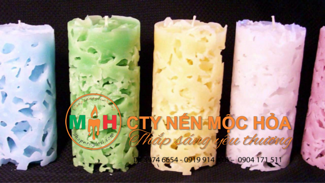 Thêm tinh dầu hoặc hương thơm vào sáp của nến nghệ thuật handmade tan chảy, khuấy nhẹ nhàng với một xiên gỗ Thêm tinh dầu hoặc hương thơm vào sáp của nến nghệ thuật handmade tan chảy, khuấy nhẹ nhàng với một xiên gỗ