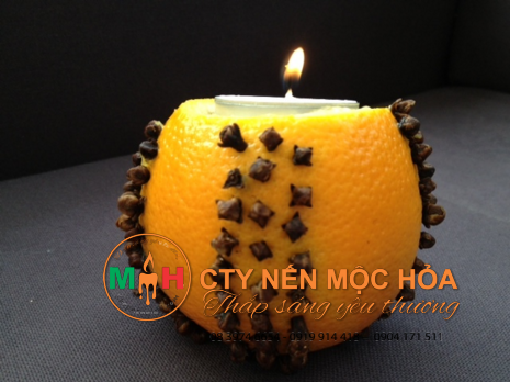 Bạn có thể biến một quả cam thành một ngọn nến nóng bỏng trong nhiều giờ và giải phóng mùi hương cam tinh khiết của tạo hóa. Bạn có thể biến một quả cam thành một ngọn nến nóng bỏng trong nhiều giờ và giải phóng mùi hương cam tinh khiết của tạo hóa.