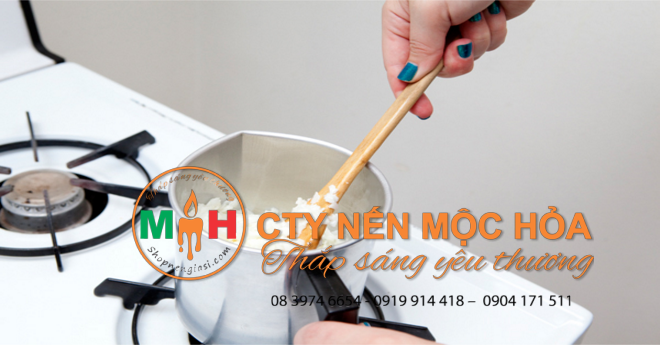 Bật lửa vừa phải sao cho đủ độ nóng để sáp tan chảy nhưng không bị sôi, sáp sôi sẽ để lại bọt khí xấu xí trên thân cây nến thành phẩm Bật lửa vừa phải sao cho đủ độ nóng để sáp tan chảy nhưng không bị sôi, sáp sôi sẽ để lại bọt khí xấu xí trên thân cây nến thành phẩm