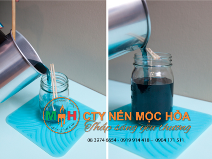 Cẩn thận đổ sáp nóng chảy vào lọ thủy tinh Cẩn thận đổ sáp nóng chảy vào lọ thủy tinh