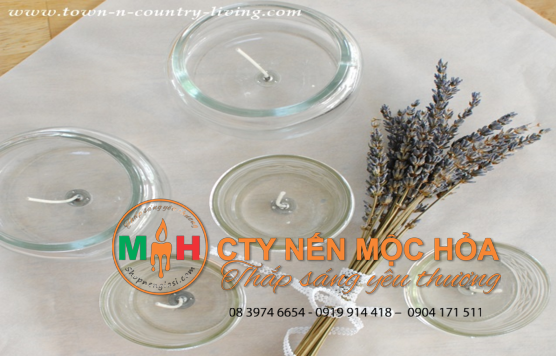 Đặt giấy nướng dưới đáy lọ thủy tinh để phòng trường hợp nến bị bắn ra ngoài lúc rót vào lọ. Đặt giấy nướng dưới đáy lọ thủy tinh để phòng trường hợp nến bị bắn ra ngoài lúc rót vào lọ.