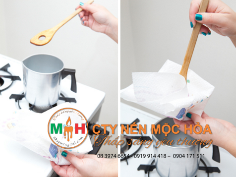 Bật bếp để sáp tan chảy và dùng một chiếc khăn giấy lau sạch sáp thừa. Bật bếp để sáp tan chảy và dùng một chiếc khăn giấy lau sạch sáp thừa.