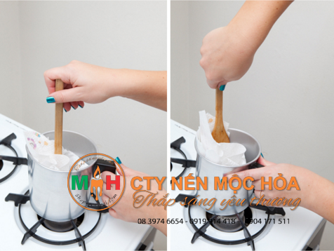 Bật bếp để sáp tan chảy và dùng một chiếc khăn giấy lau sạch sáp thừa. Bật bếp để sáp tan chảy và dùng một chiếc khăn giấy lau sạch sáp thừa.